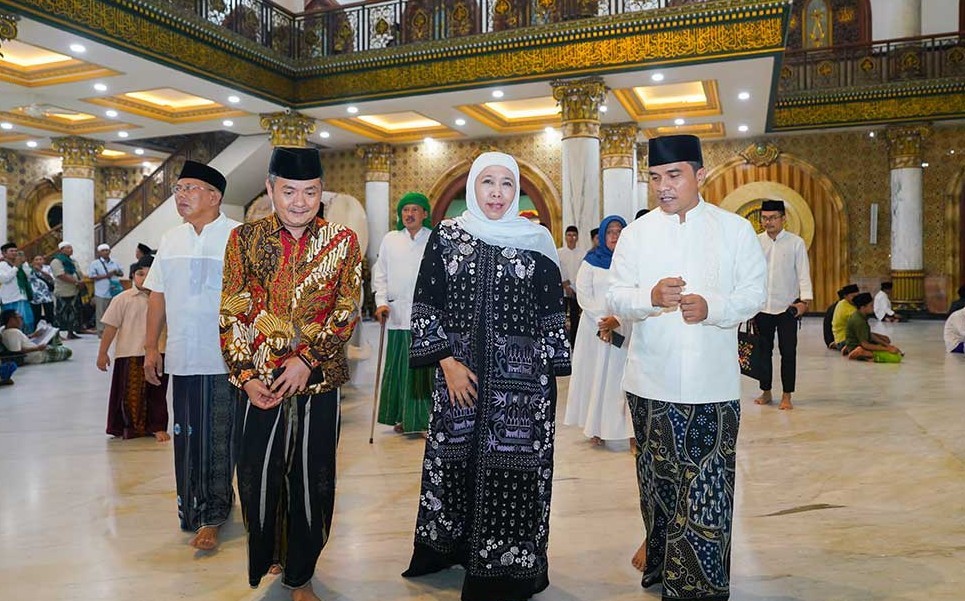Gubernur Khofifah saat berkunjung ke keluarga ndalem Syaikhona Kholil, usai melakukan ziarah. (Ist)