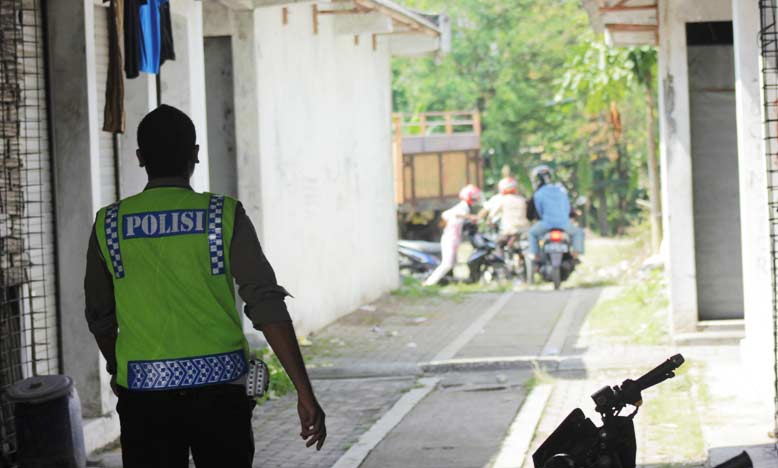 Polisi tampak sedang mengejar pelajar yang melakukan konvoi kelulusan sekolah di Baureno, Bojonegoro, tahun lalu. foto: dok/eky nurhadi/ BANGSAONLINE