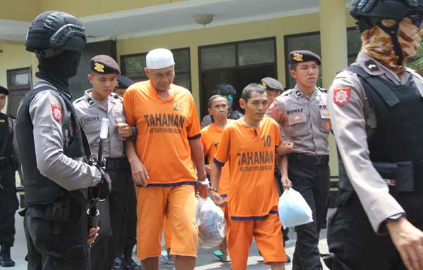 Proses pemindahan tahanan Polres Blitar ke Lapas kelas II B Blitar. foto: AKINA/ BANGSAONLINE