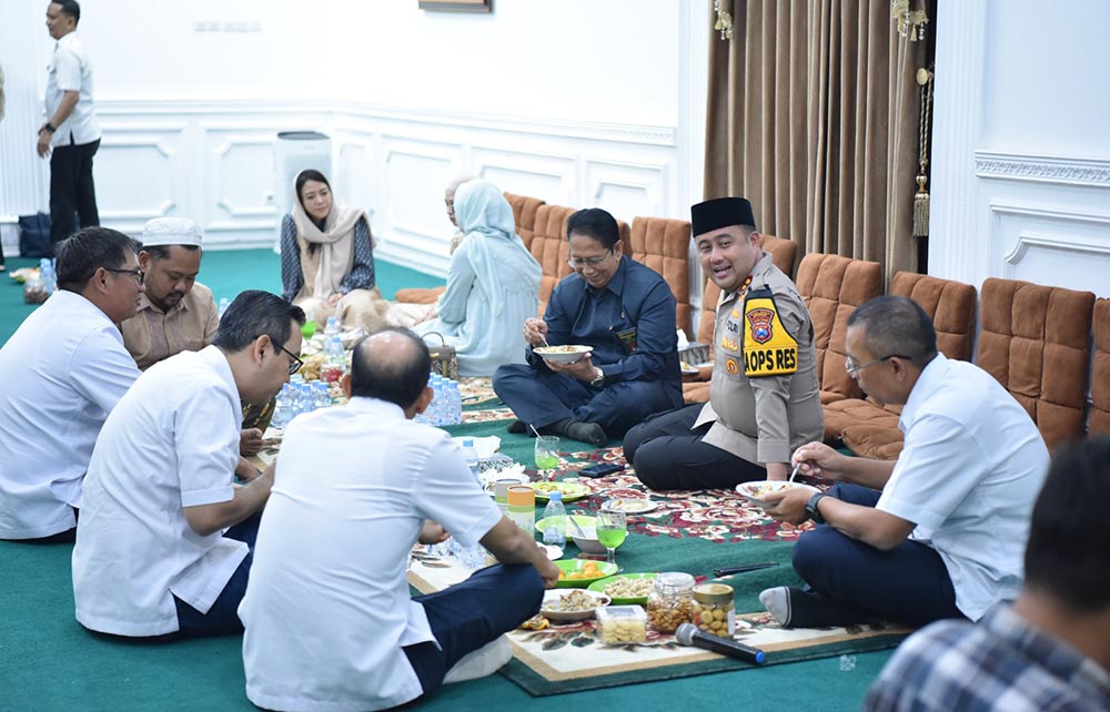 Kapolres Gresik AKBP Ramadhan Nasution saat menghadiri halalbihalal di kediaman Bupati Fandi Akhmad Yani. Foto: Ist.