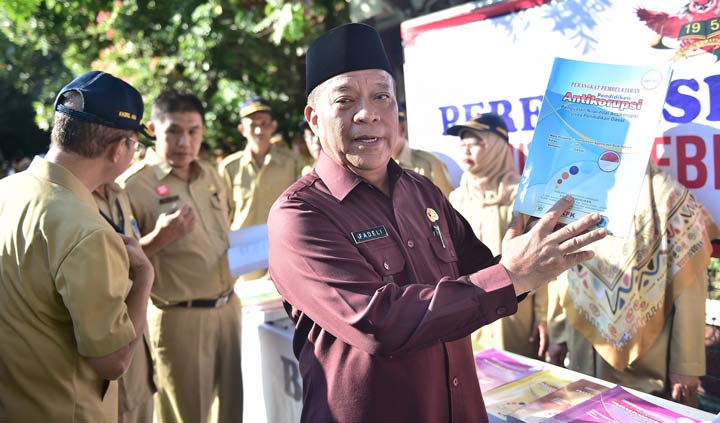 Bupati Fadeli menunjukkan buku Mapel Anti Korupsi.
