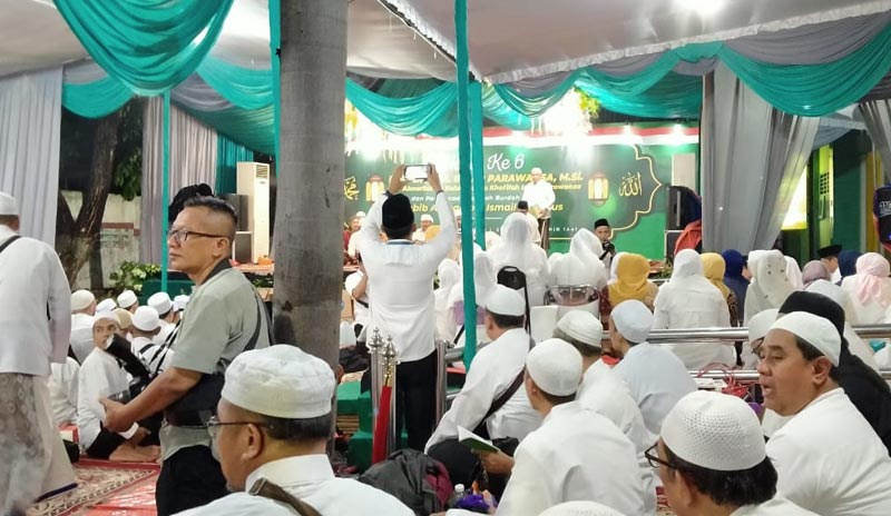Suasana haul ke-6 Dr. Ir. Indar Parawansa, M.Si di rumah pribadi Gubernur Jawa Timur Khofifah Indar Parawansa, Jalan Jemursari VIII no 124 Surabaya, Sabtu (22/2) malam.
