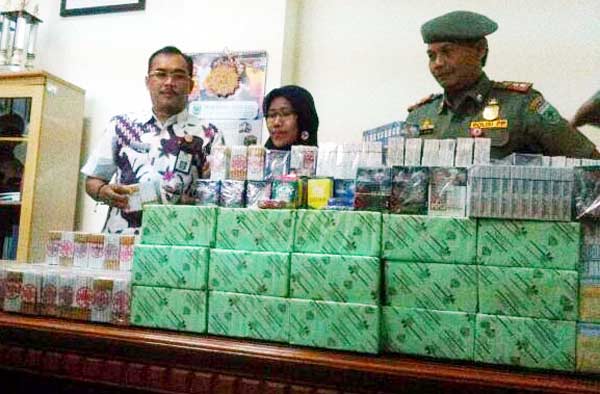 Sebanyak  4.961 bungkus rokok bodong diamankan Satpol PP Kota Batu, diserahkan kepada kantor Bea Cukai.