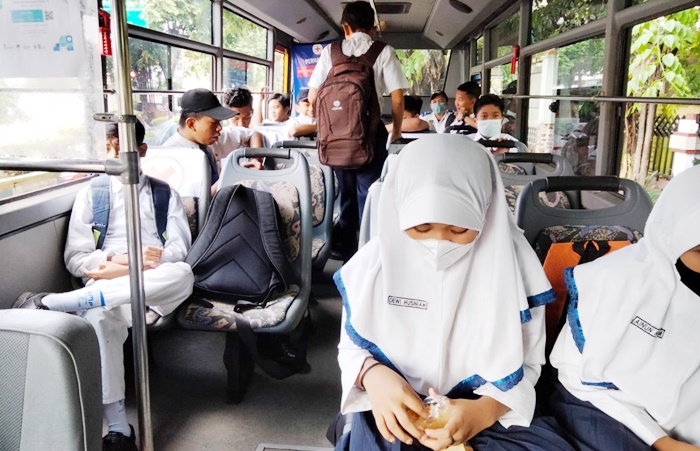 Antusias siswa-siswi saat pergi ke sekolah dengan dijemput bus gratis. foto: ARDIANZAH/BANGSAONLINE