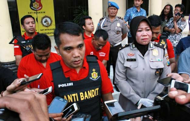 AKBP Shinto didampingi Kasubbag Humas saat merilis 3 tersangka spesialis perampok nasabah bank. 