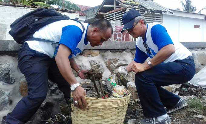 Direktur Pengendalian Pencemaran dan Kerusakan Pesisir dan Laut (PPKPL) pada Kementerian Lingkungan Hidup dan Kehutanan (KLHK), Heru Waluyo (pakai topi), memungut sampah-sampah plastik di pesisir pelabuhan Panarukan Situbondo.