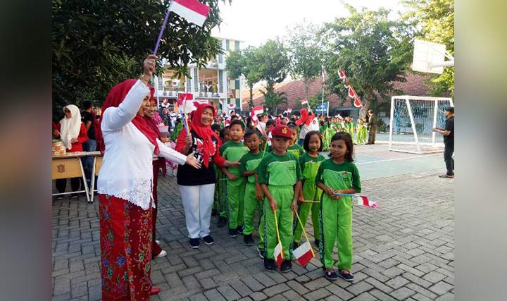 Kepala SDN Kapasari VIII Rini Winarsih memberangkatkan siswa-siswinya mengikuti acara jalan sehat dalam rangka memeriahkan hari kemerdekaan RI ke-74.