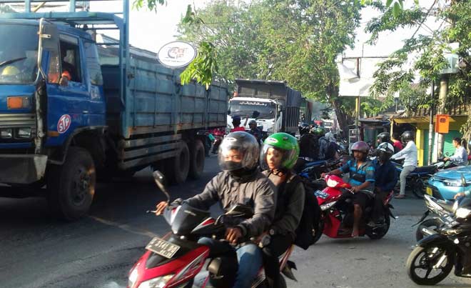 Salah satu sudut pemandangan di Gresik Jawa Timur. Truk-truk parkir di pinggir jalan. Akibatnya jalan raya macet dan semrawut. Apalagi jalan raya di Gresik sempit. foto: bangsaonline/suhud almanfaluty