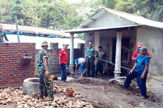 Kerjasama warga, anggota Koramil, Muspika Ngronggot sangat guyup dalam acara bedah rumah di Desa Kaloran.