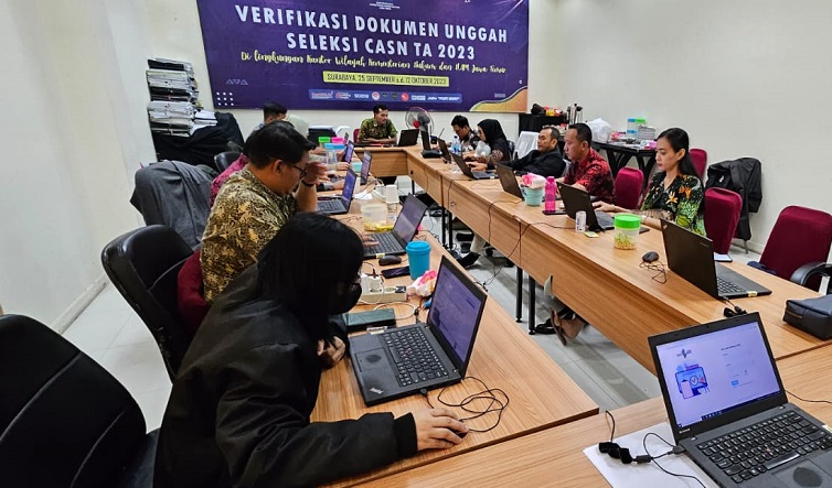 
Proses seleksi administrasi di kantor Kemenkumham Jawa Timur. (Foto: Humas Kemenkumham Jatim)