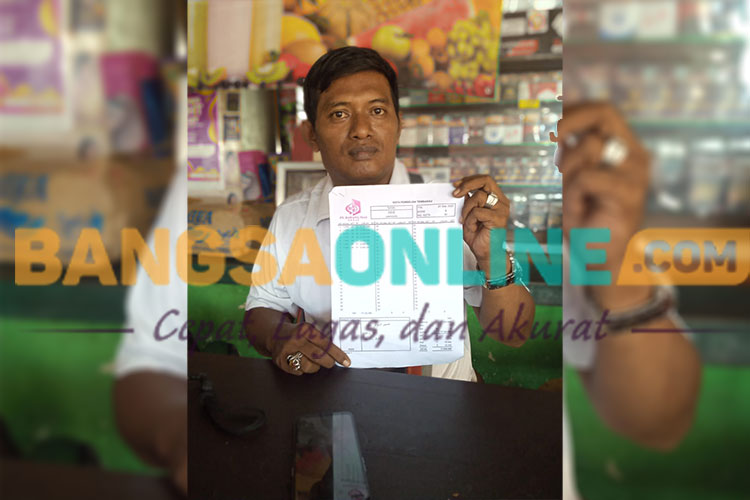 Sekretaris P4TM Kabupaten Sampang, Ach Sukardi, menunjukkan data harga tembakau. Foto: MUTAMMIM/ BANGSAONLINE.com