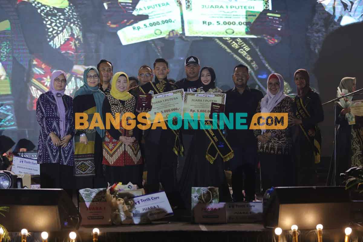 Bupati Gresik, Fandi Akhmad Yani, bersama wakilnya, Aminatun Habibah, saat menghadiri Grand Final Duta GenRe 2022. Foto: SYUHUD/BANGSAONLINE