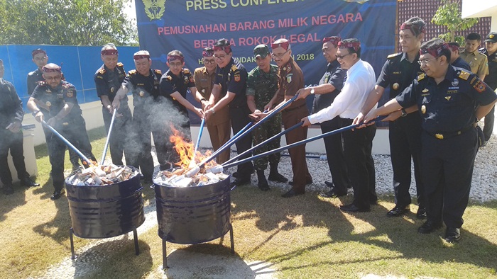 Bea Cukai Madura Musnahkan Jutaan Batang Rokok Ilegal