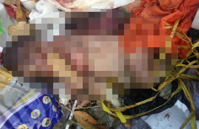 Jasad bayi sebelum dievakuasi. (foto: rusmiyanto/BANGSAONLINE)