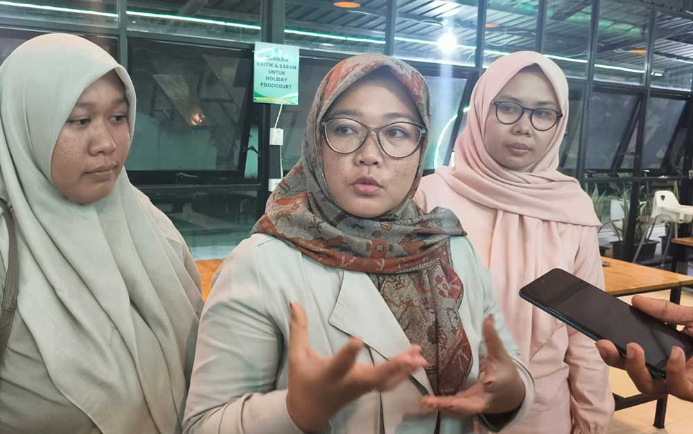 Koordinator Penyedia Bahan Baku Program MBG wilayah Tulungrejo Pare, Zulfa Ikfina, saat memberi keterangan kepada wartawan. Foto: MUJI HARJITA/ BANGSAONLINE