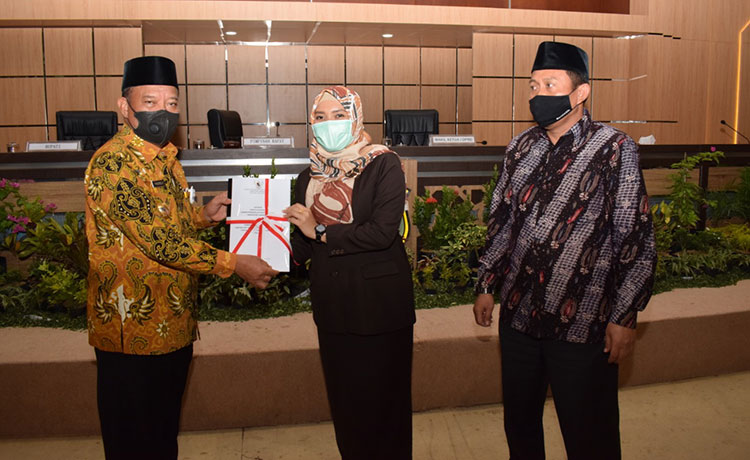 Bupati Fadeli bersama Wakil Ketua DPRD Lamongan Retno Wardani dan Khusnul Aqib. (foto: ist)