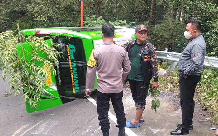 Kondisi Minibus Isuzu Elf yang terguling di Jalan Tembus Cemoro Sewu - Sarangan. foto: ANTON/BANGSAONLINE