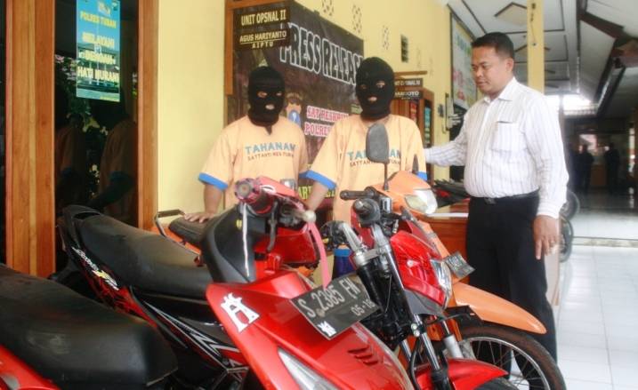 Tersangka beserta barang bukti berupa motor. Suwandi/BangsaOnline