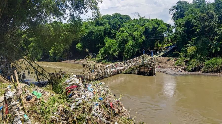Salah satu jembatan yang rusak akibat banjir