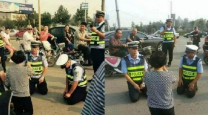 Dua polisi saat berlutut diabadikan oleh para netizen yang kemudian diunggah ke media sosial Weibo. foto: weibo/ liputan6.com  