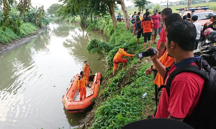 Proses pencarian korban dilakukan dengan menyusuri sungai Lingkar Timur Sidoarjo.