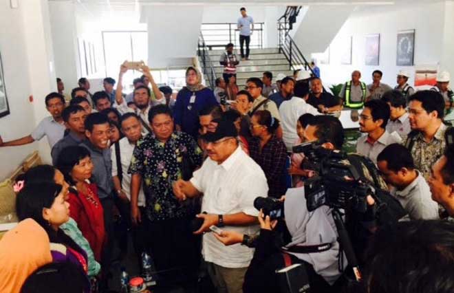 Ketua tim kunjungan Komisi VI Pabrik Rembang Azam Azman Natawijaya (baju putih) berdialog dengan warga ring I yang telah mendapatkan manfaat atas pembangunan pabrik Semen Indonesia di Rembang. foto: SYUHUD/ BANGSAONLINE 