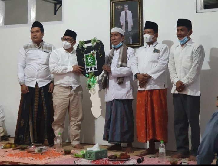 A Muhaimin Iskandar menyerahkan kunci mobil simbolik kepada para pengurus NU Sampang, Madura. foto: istimewa