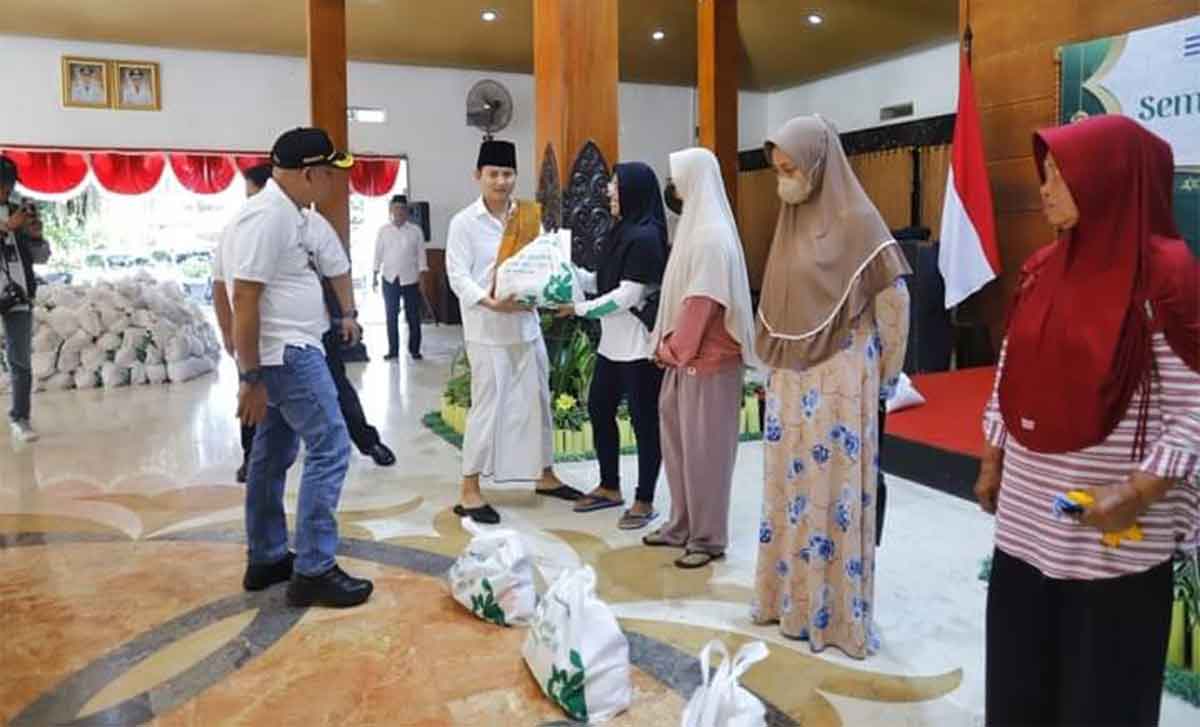 Bupati Trenggalek, Mochamad Nur Arifin, saat menyalurkan bantuan untuk masyarakat.