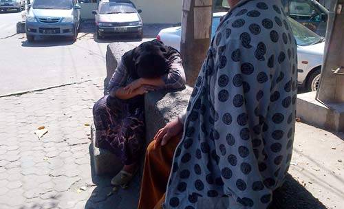 Saedah, istri korban menangis usai diperiksa sebagai saksi di Mapolres Semampir. (foto: rusmiyanto/BANGSAONLINE)