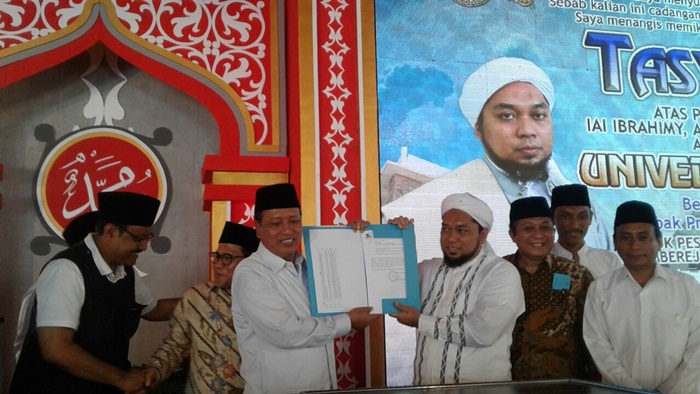 Menristekdikti saat menyerahkan SK Universitas Ibrahimy ke Pengasuh Ponpes Salafiyah Syafi