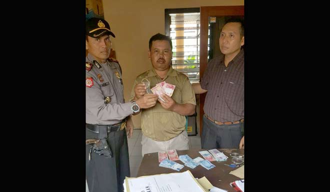 Pelaku saat digelandang di Mapolsek Diwek, Selasa (12/7). foto: ROMZA/ BANGSAONLINE