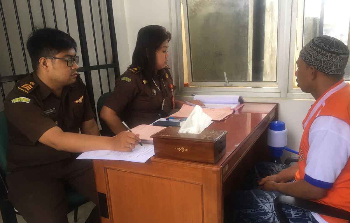 Petugas saat menginterogasi pelaku.