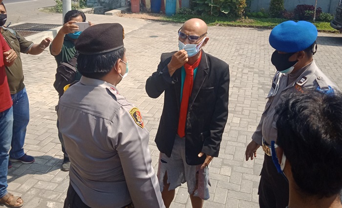 Henry Ki Demang saat diinterogasi petugas.