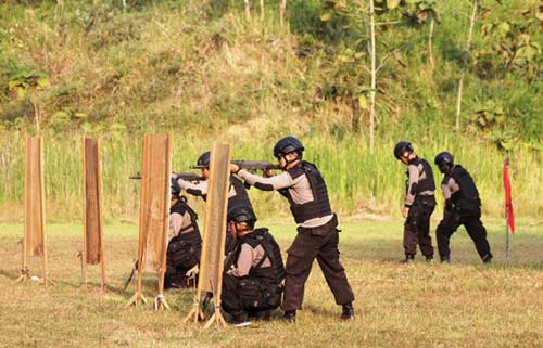 TEMBAK. Timsus wanteror Brimob Polda Jatim di Bojonegoro saat melakukan latihan menembak di hutan Desa Banjarsari, Kecamatan Trucuk. Foto: Eky Nurhadi/BANGSAONLINE
