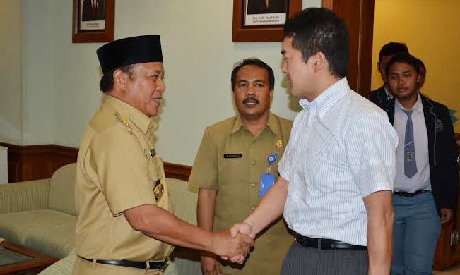 PENGALAMAN BERHARGA: Ketiga pelajar didampingi Direktur The Hiroshima Prefectural Board of Education, Ken’ichi Kato saat audiensi dengan Bupati Fadeli. foto: nurqomar/ BANGSAONLINE