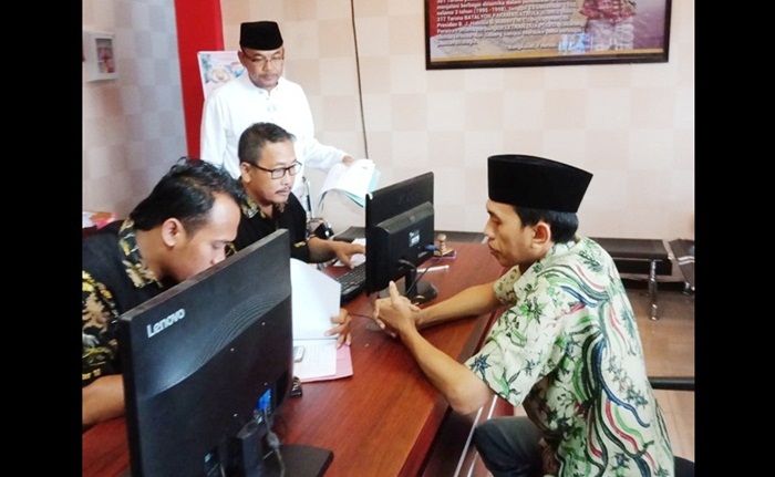 Maskur Holil saat melaporkan dugaan penyebaran berita bohong ke Polres Bangkalan, Selasa (5/6/2018).