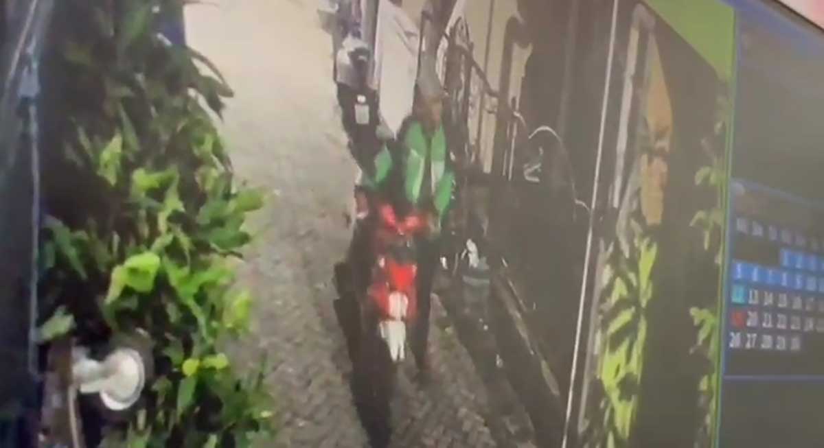 Rekaman CCTV pelaku curanmor atau pencurian kendaraan bermotor di Sawahan, Surabaya.