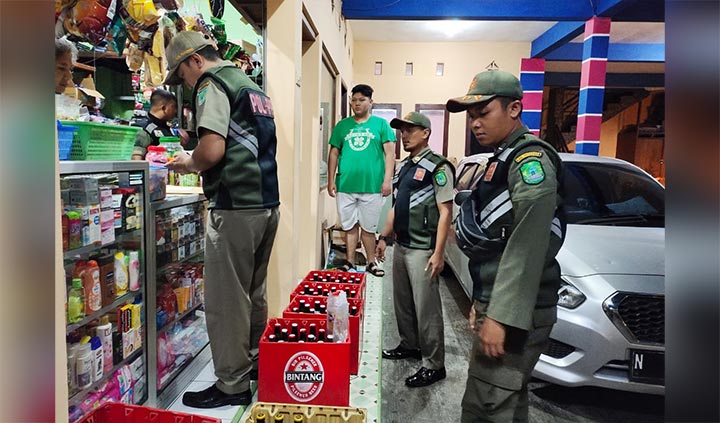 Satpol PP Pasuruan saat merazia salah satu warung yang menjual miras.