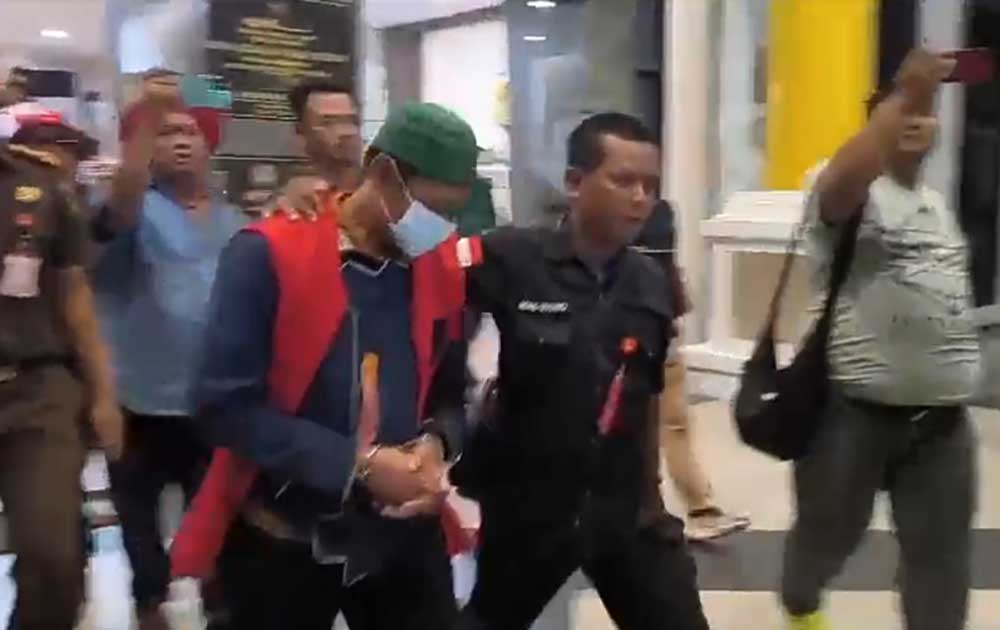 Kades Roomo Taqwa Zainudin, Sekretaris Desa Rudi Hermansyah, dan Ketua BPD Nur Hasyim saat gelandang ke Rutan Banjarsari. Foto: Ist.