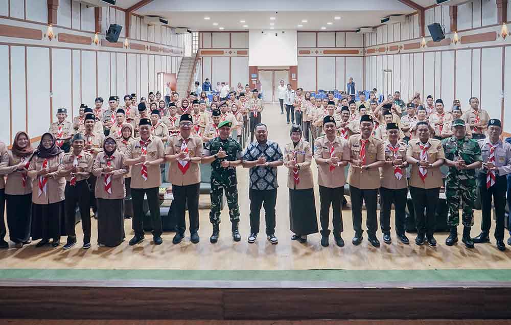 Bupati Fandi Akhmad Yani foto bersama peserta Muscab Gerakan Pramuka Kwarcab  Kabupaten Gresik. Foto: Ist.
