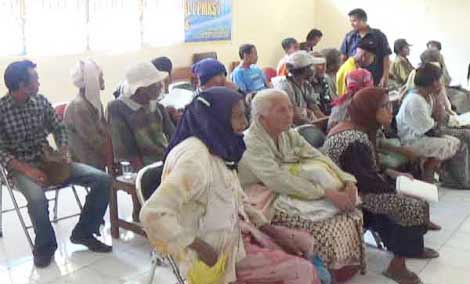Para lansia yang terjaring razia saat diberikan pembinaan.