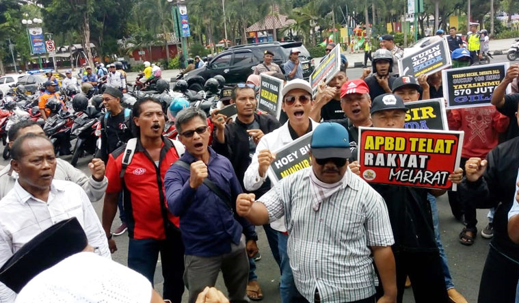Aksi demo di depan Pendapa Wahyawibawagraha, Selasa (21/1/2020). 