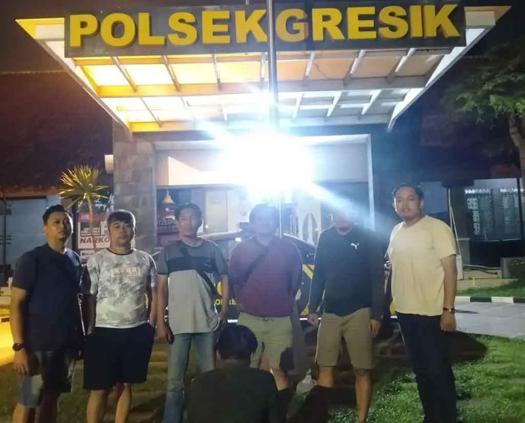 Unit Reskrim Polsek Gresik Kota saat mengamankan pelaku pencurian motor. Foto: Ist.