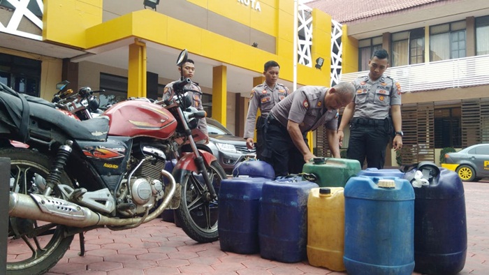 Petugas sedang mengamankan jerigen-jerigen berisi BBM.