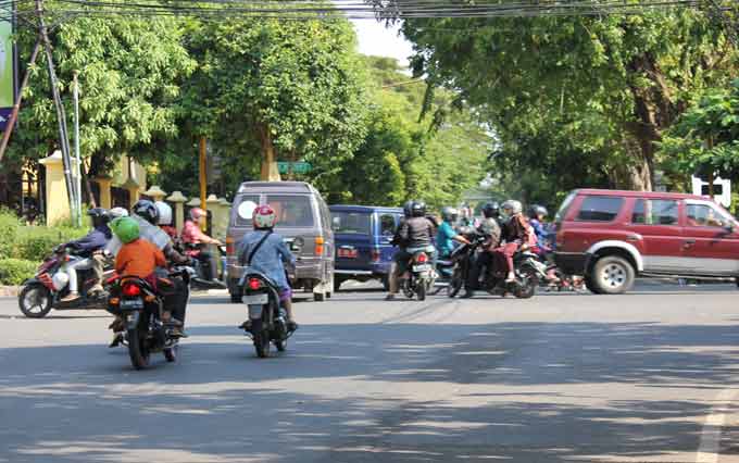 REBUTAN - Salah satu ruas jalan di Tuban yang semrawut karena traffic light mati. (foto: istimewa)