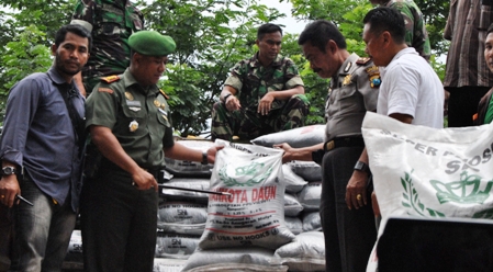 Pupuk oplosan diatas truk trailer siap kirim. foto: Agus HP/BangsaOnline.com
