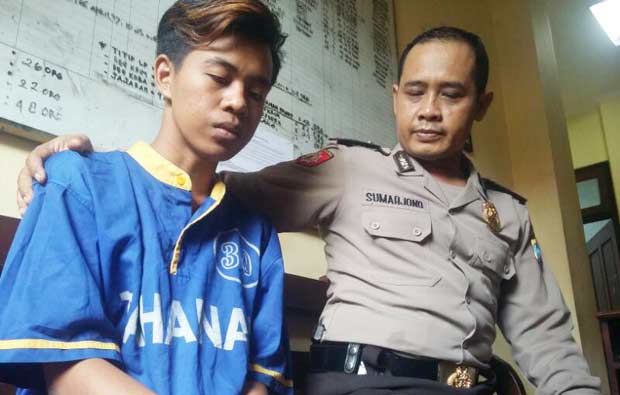 Pelaku M Zulfahmi saat diamankan petugas.