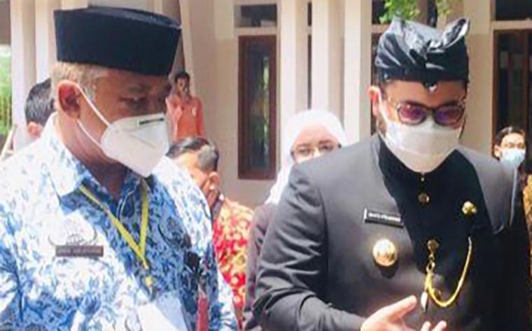 Bupati Kediri Hanindhito Himawan Pramana (kanan) saat berbincang dengan Kepala Sekolah SMPN 1 Ngasem Kabupaten Kediri, Andik Joelistijono. foto: ist.