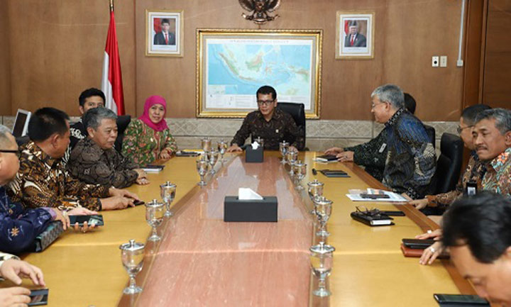 Gubernur Jawa Timur Khofifah saat pertemuan dengan Menteri Parekraf, Wishnutama, Jumat (17/1).