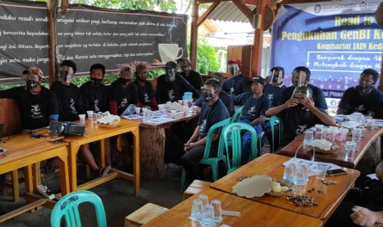 Suasana pelatihan tentang sistem pertanian, pengolahan, hingga pemasaran kopi yang diselenggarakan mahasiswa yang tergabung dalam Generasi Baru Indonesia (Genbi) Komisariat IAIN Kediri. (foto: Kominfo)